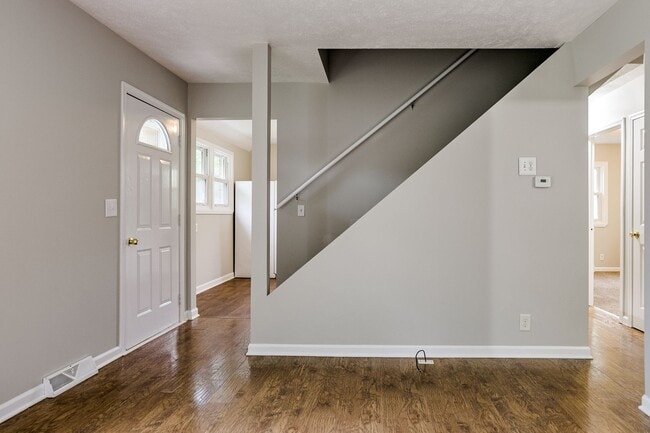 Building Photo - 4 Bedroom Home-Move In Special