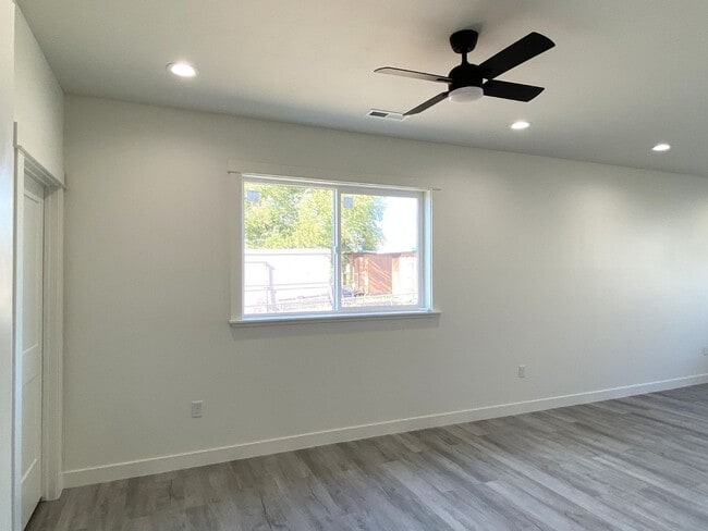 Building Photo - 502 Lolly Ln