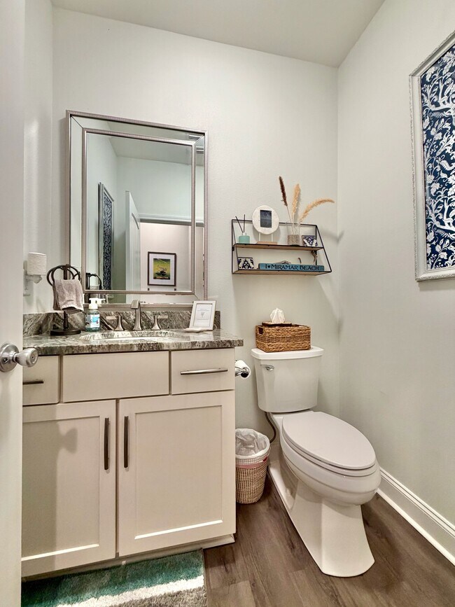 Building Photo - 411B Redwood Ave