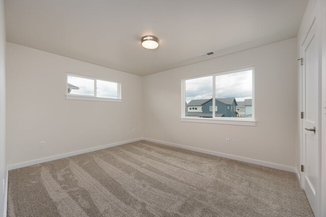 Building Photo - Stunning 4 bed, 3 bath - Corner Lot