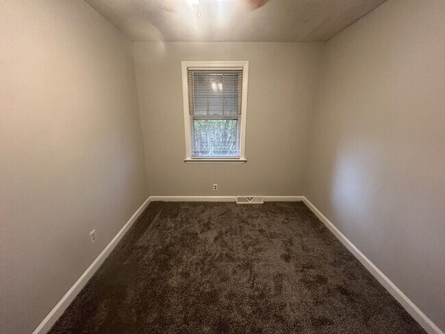 Building Photo - 3604 Hydrangea St