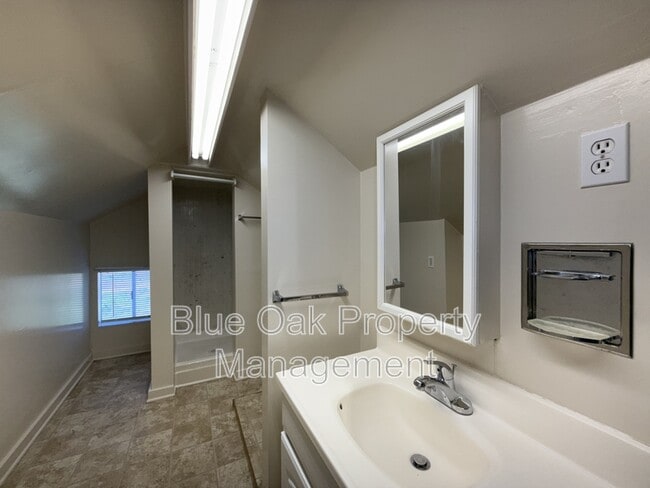 Building Photo - 2916 Kennedy Ave