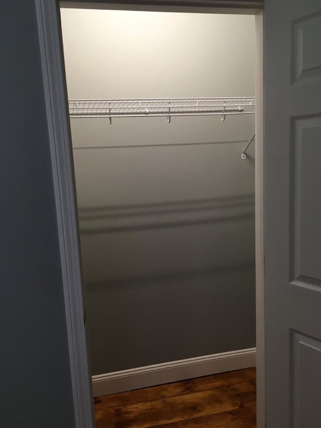 Building Photo - 1ST FLOOR!  3-bedroom unit located on a quiet dead-end street!