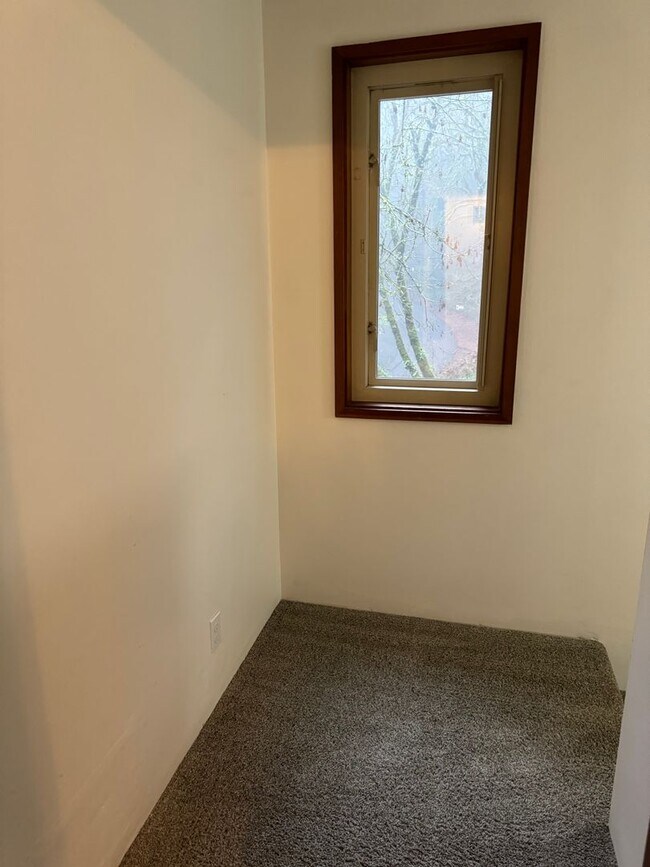 Building Photo - Spacious secluded house in Thurston Hills!