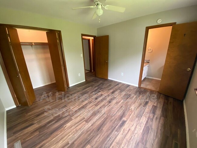 Building Photo - 2535 W Primrose Ln