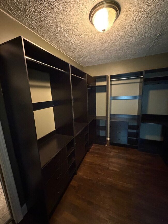 Building Photo - Secluded & Charming 3BR/1BA in Lansing — Section 8 Approved
