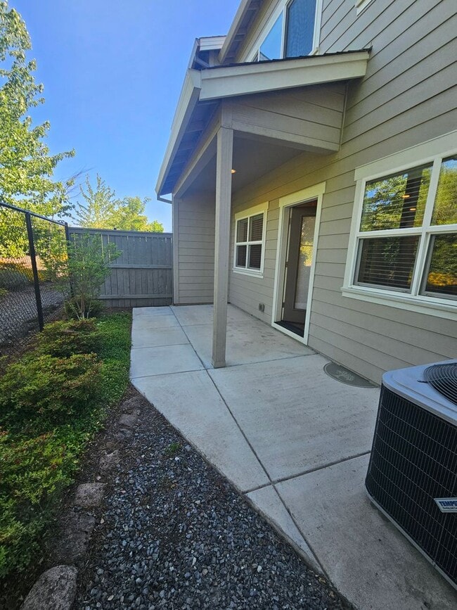 Building Photo - Beautiful 3 Bedroom Townhouse! Won't Last!
