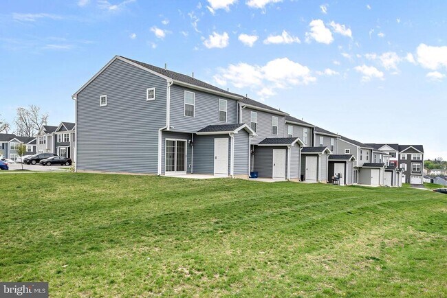 Building Photo - 2623 Maplewood Cir
