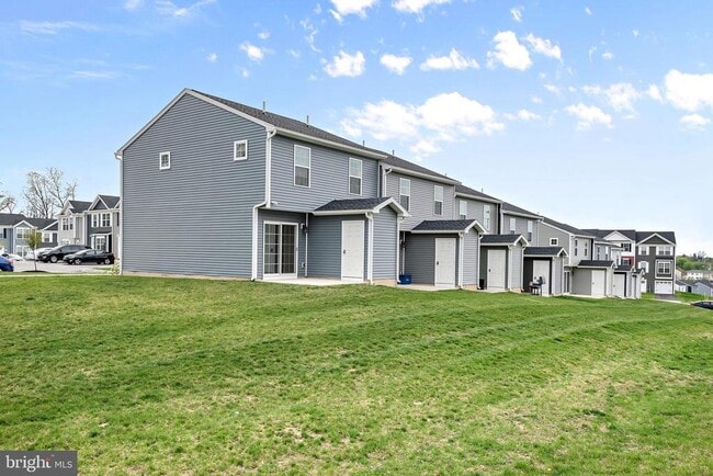 Building Photo - 2801 Pinewood Ln