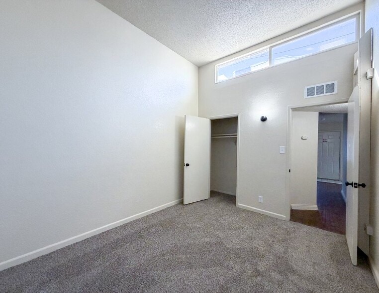 Building Photo - 4415 N Clark St