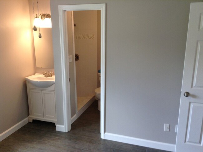 Building Photo - 2 Bedroom/2 Bathroom Triplex with Large Fe...