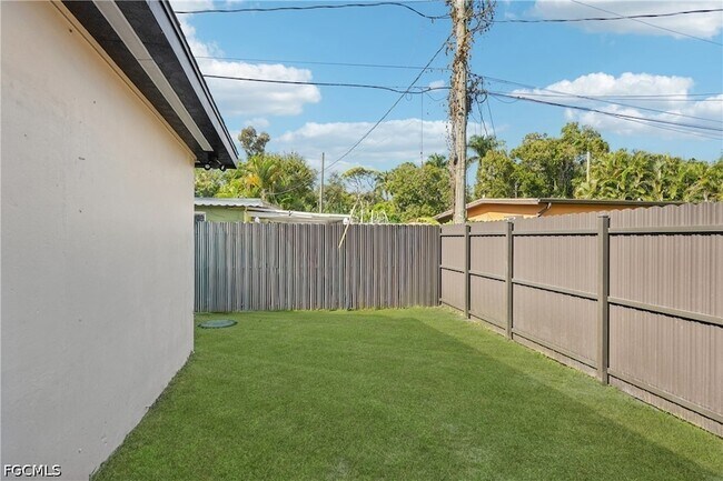 Building Photo - 92 Oak St