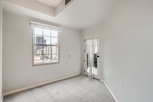 Building Photo - 300 W 11th Ave