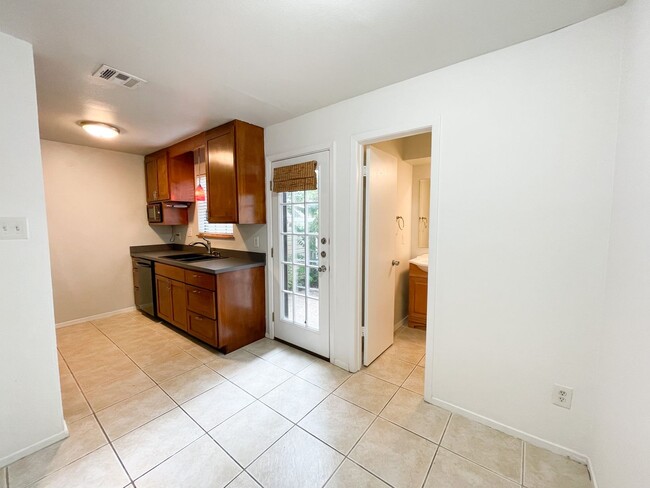 Building Photo - Stunning 2 Bedrooms, 1.5 Bathrooms Condo i...