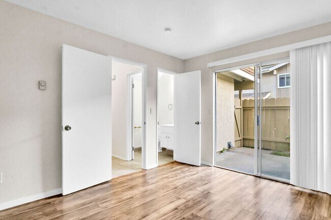 Building Photo - Great three bedroom townhome in UTC! Avail...