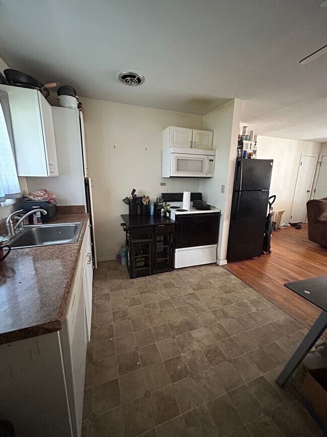 Building Photo - 2 Bedroom, 1 Bath Duplex