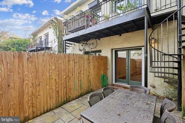 Building Photo - 1116 C St NE