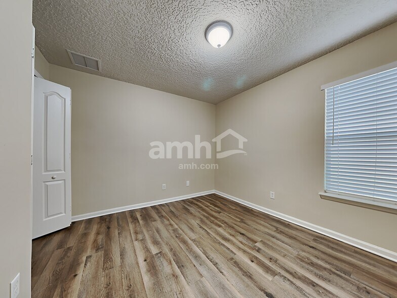 Building Photo - 12336 Deersong Dr N