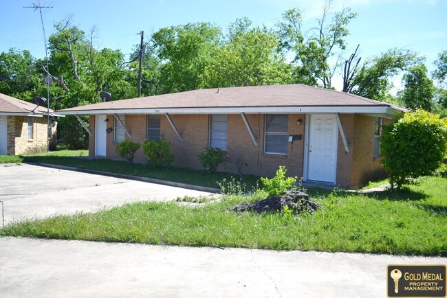 Building Photo - 802 Pecan Cir