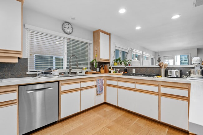 Building Photo - 20 Quarterdeck St