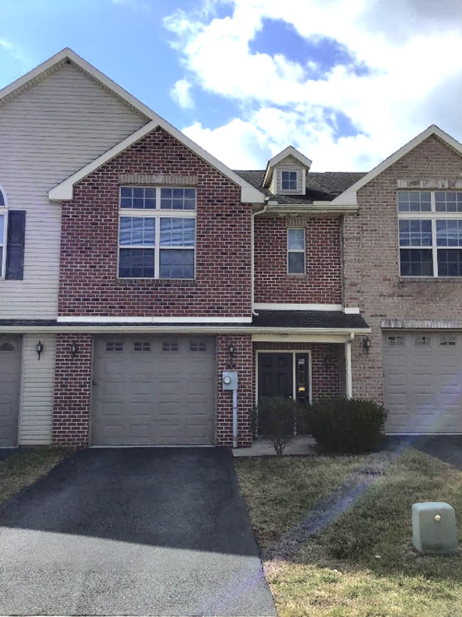 Building Photo - 3-bedroom, 2.5-bathroom Townhome