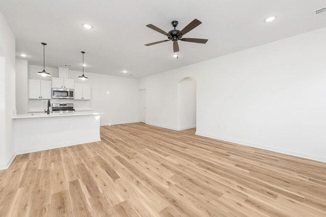 Building Photo - Gorgeous 3 Bedroom Townhome! 1/2 Month Free!!