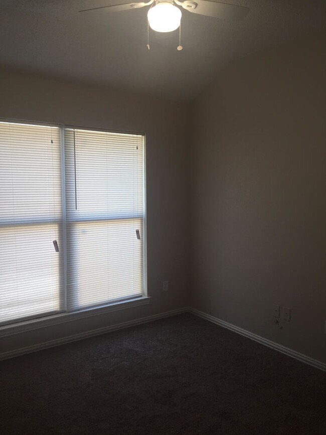 Building Photo - Spacious 3 Bedroom 2 Bath Half of Duplex A...