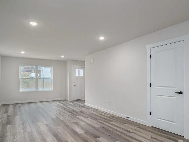 Building Photo - 709 7th Ave SW