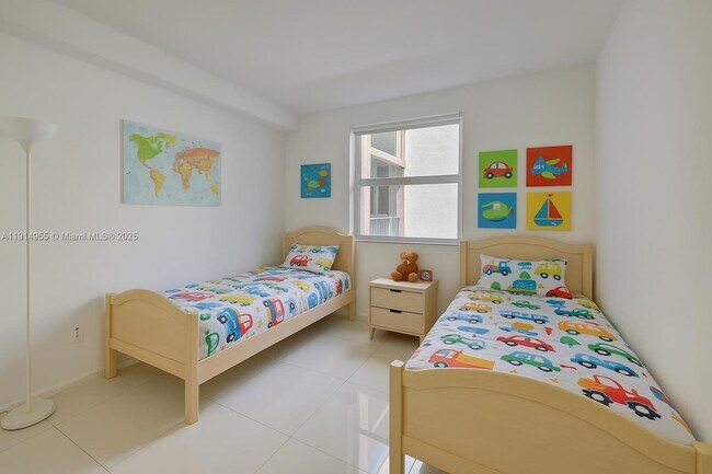 Building Photo - 17150 N Bay Rd