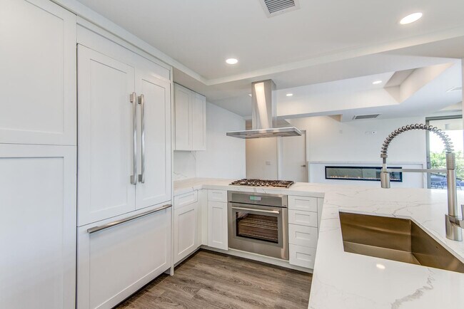 Building Photo - 7137 E Rancho Vista Dr