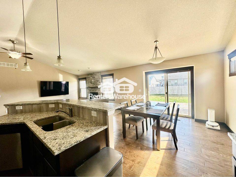 Building Photo - 9664 Alderwood Dr