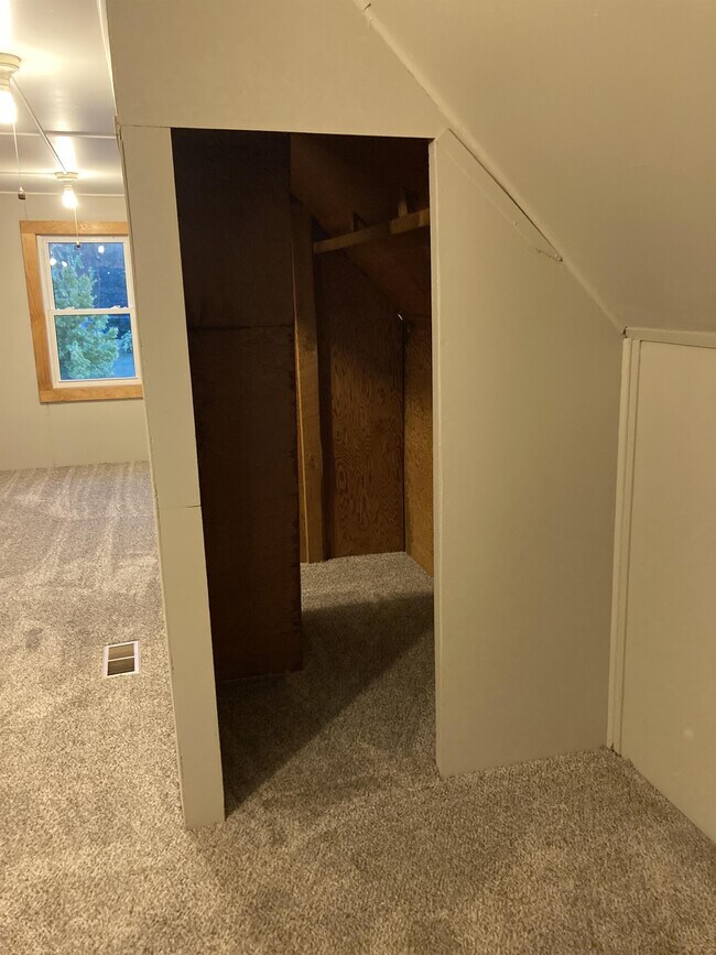 Building Photo - 630 W 7th Ave