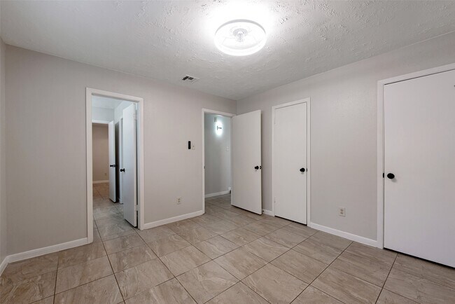 Building Photo - 16419 Lost Quail Dr