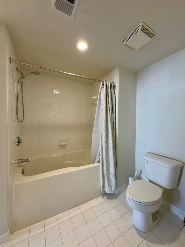 Building Photo - Spacious 2Beds/2baths Condo in the Heart o...