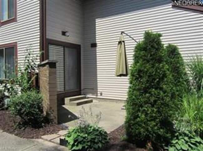 Building Photo - Condo for Rent Richmond Heights