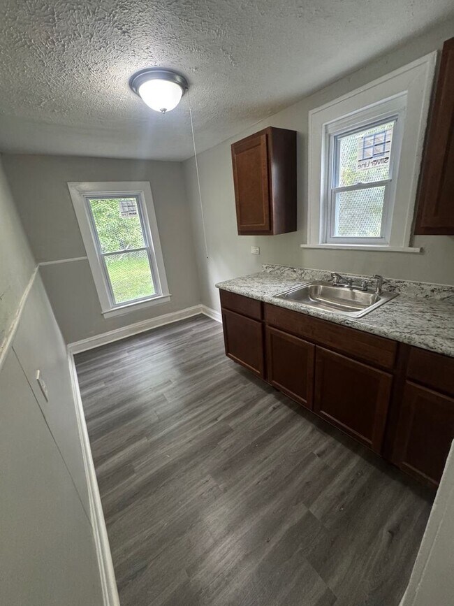 Building Photo - Charming 3-Bedroom Property in Prime Location