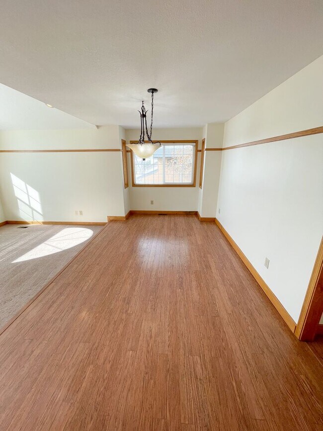 Building Photo - 3 bedroom, 2 bath House