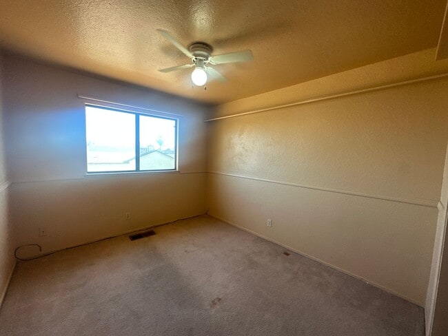 Building Photo - 560 Clover Dr