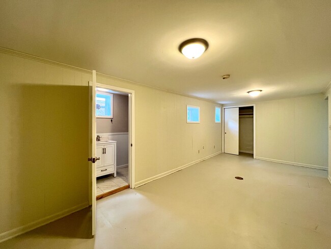 Building Photo - Charming West Asheville Home!