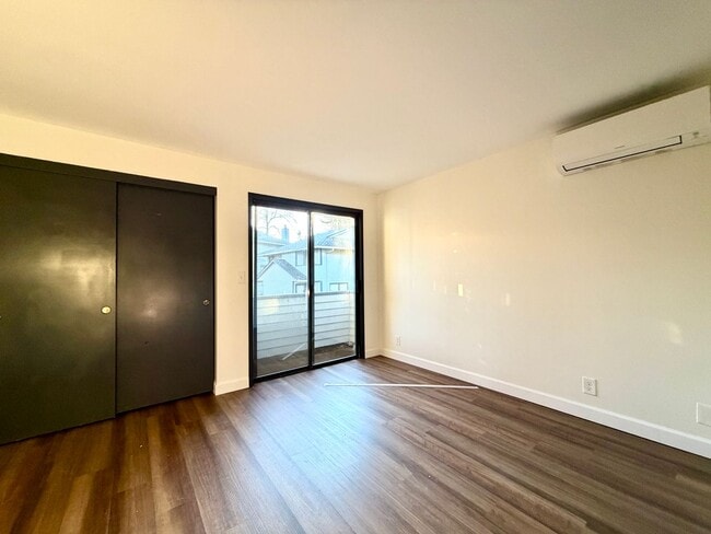 Building Photo - **$1000 DEPOSIT + TWO WEEKS FREE RENT** Spacious Townhouse in the Heart of Garden Home~ New LVP F...