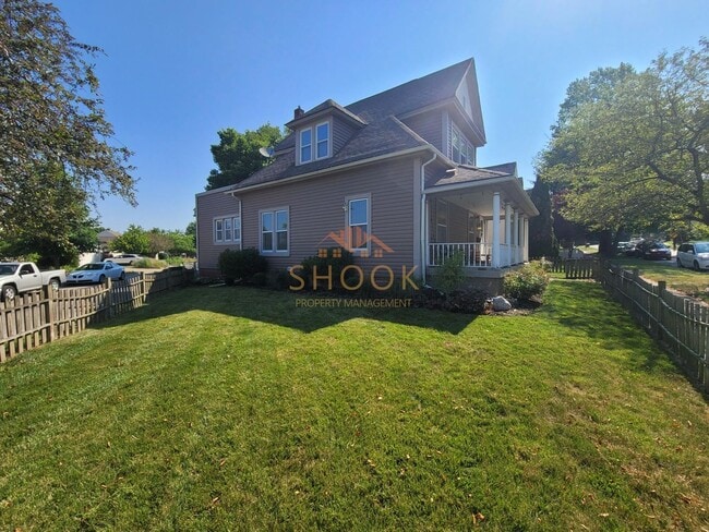 Building Photo - LARGE DOWNTOWN HOME LESS THAN 2 MILES FROM...