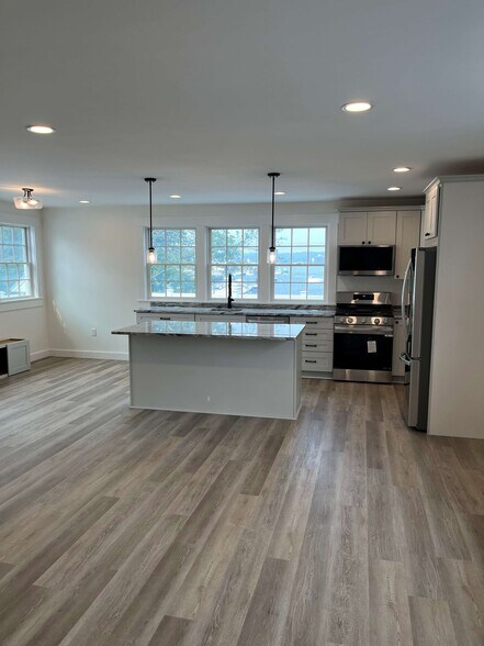 Building Photo - 169 E Main St