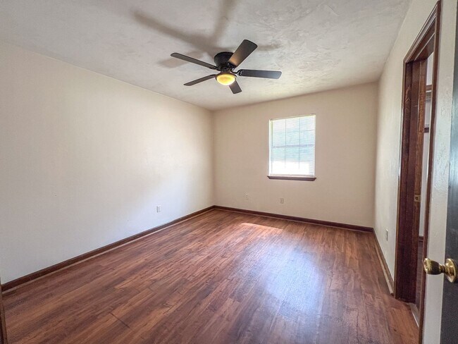 Building Photo - Peaceful 2 bedroom off Lake Jackson