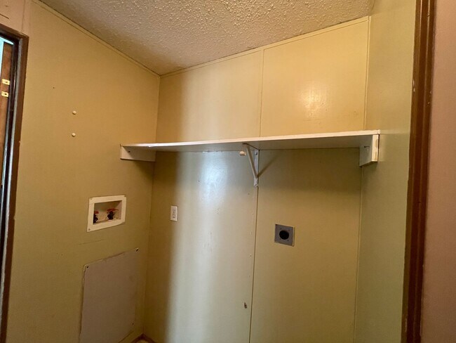 Building Photo - Country living with spacious front and backyard - 4 beds/ 2bath available now!!