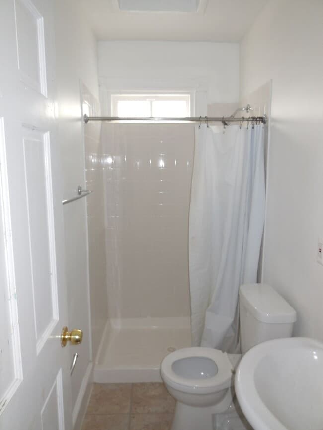 Building Photo - $4500 / 4br - Sunny 4 Bedroom 2 Bath Georg...