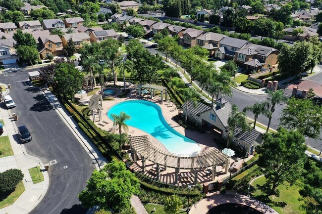 Building Photo - Gorgeous Home in a Gated Community with Pool!