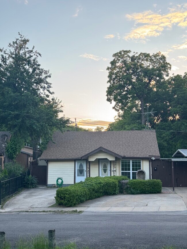 Building Photo - 807 S Van Buren Ave
