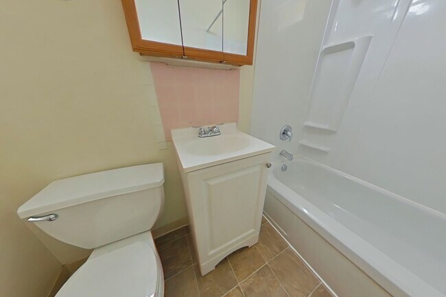 Building Photo - 2 Bedroom Duplex ~ Close to Campus