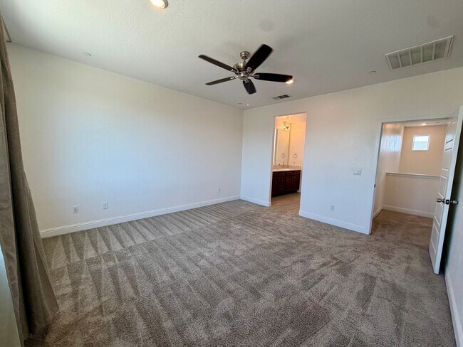 Building Photo - Spacious Next-Gen Lennar Home for Rent in the Clovis Unified School District