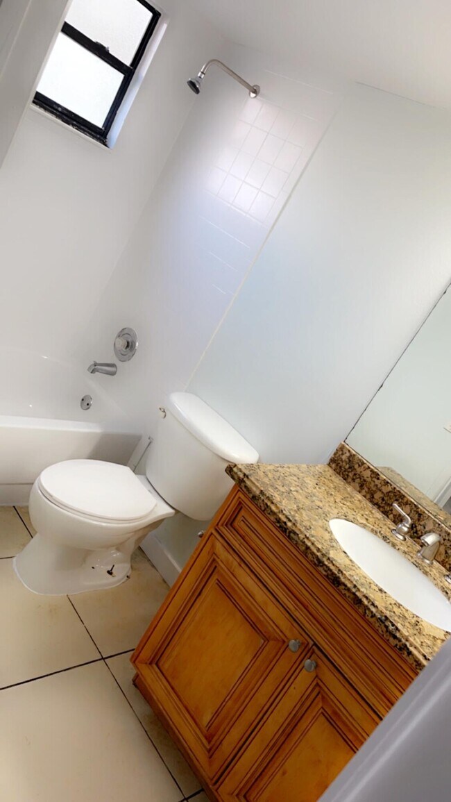 Building Photo - 1445 Lake Crystal Dr